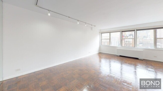 Building Photo - 155 E 34th St