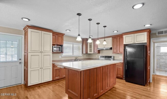 Foto del edificio - 8398 Beverly Pl