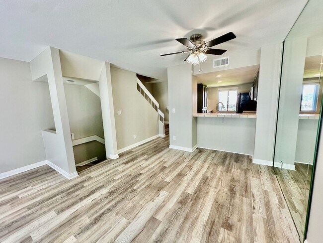 Foto del edificio - FOR RENT: 2Bd/2.5Ba Upgraded Townhome In T...