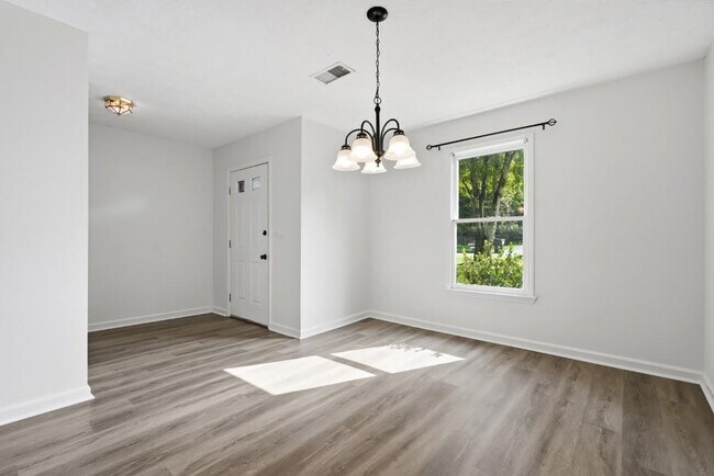 Foto del edificio - 4061 Keheley Glen Dr