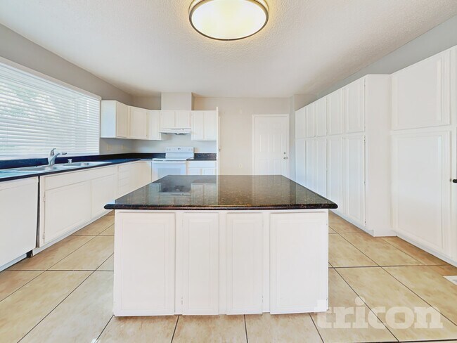 Building Photo - 573 Laurel St