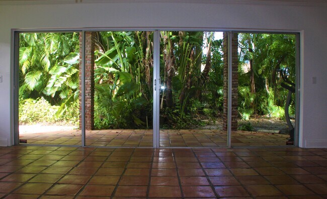 Building Photo - 423 Pine Tree Ct