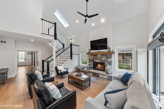 Building Photo - 607 E Davis St