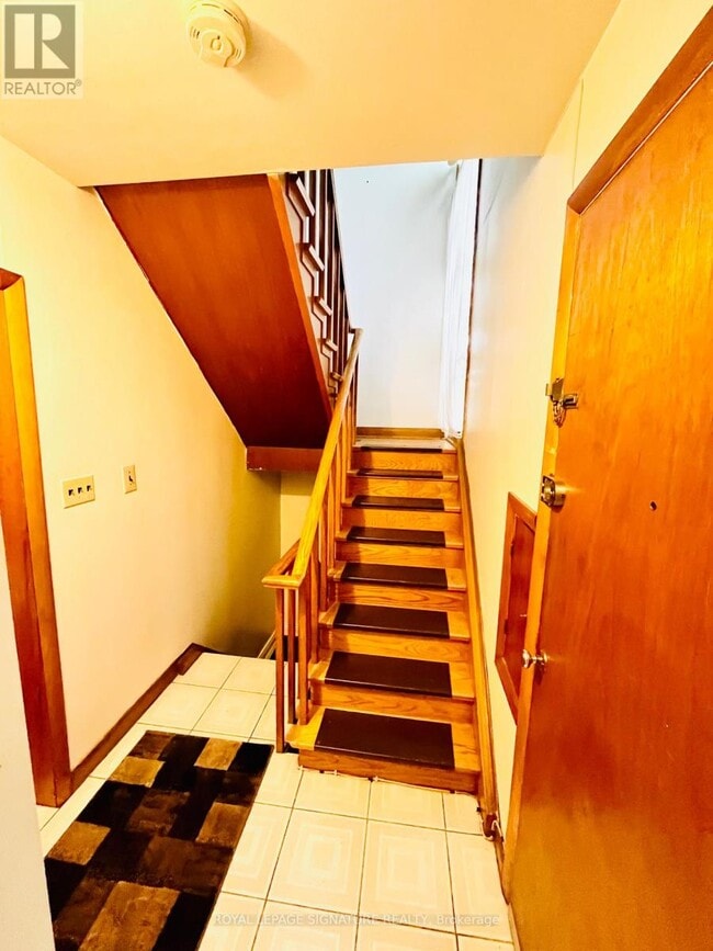 Photo du bâtiment - 214 Queenslea Ave