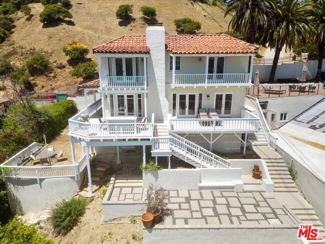 Building Photo - 1870 N Vista St