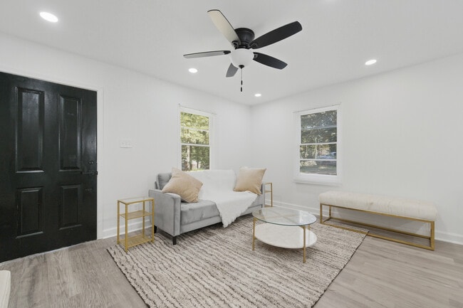 Foto del edificio - 3192 Oakcliff Rd NW