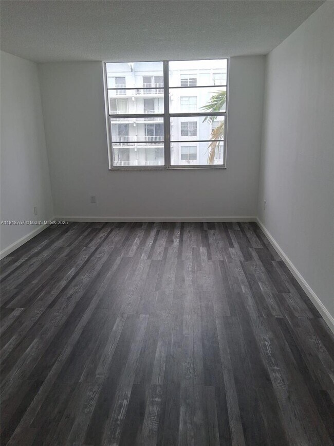Foto del edificio - 492 NW 165th St