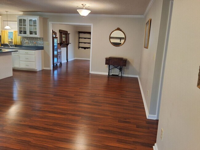 Foto del edificio - Lenoir City 37772- 3 bedroom, 2 bath home with a 2-car garage - Contact Sharon Arnwine (865) 313-...
