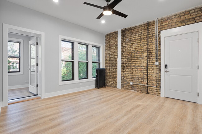Foto del edificio - 6929 N Lakewood Ave
