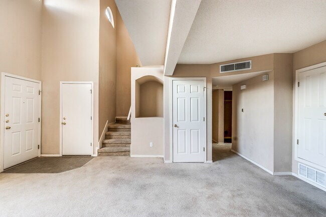 Building Photo - Home For Rent - Cul-De-Sac, 5 Bedrooms, Re...