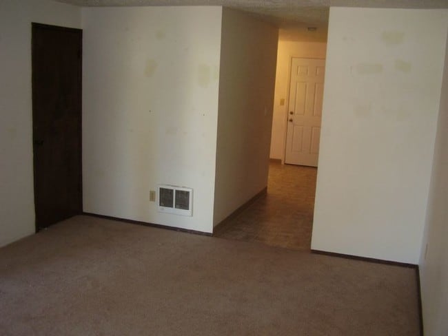 Building Photo - 2 Bedroom Two Story Duplex!