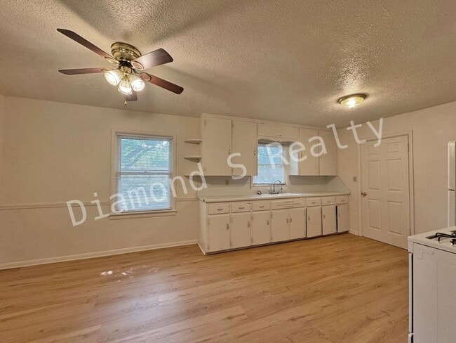 Foto del edificio - Cute 2 Bedroom Home Located Near Fort & Su...
