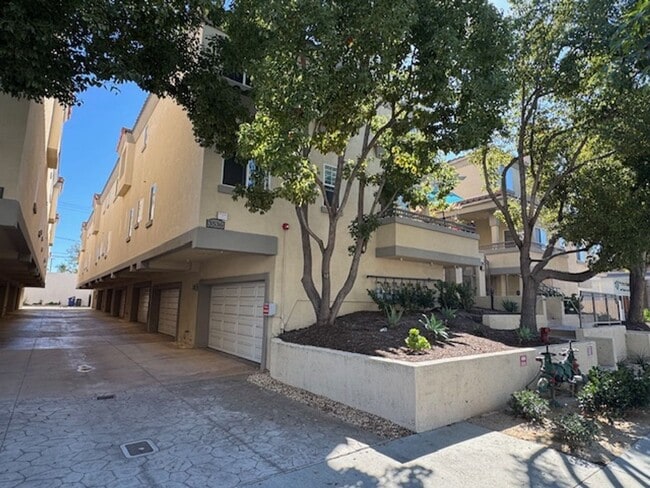 Building Photo - Stylish 2 bedroom, 2 bath Executive Townho...