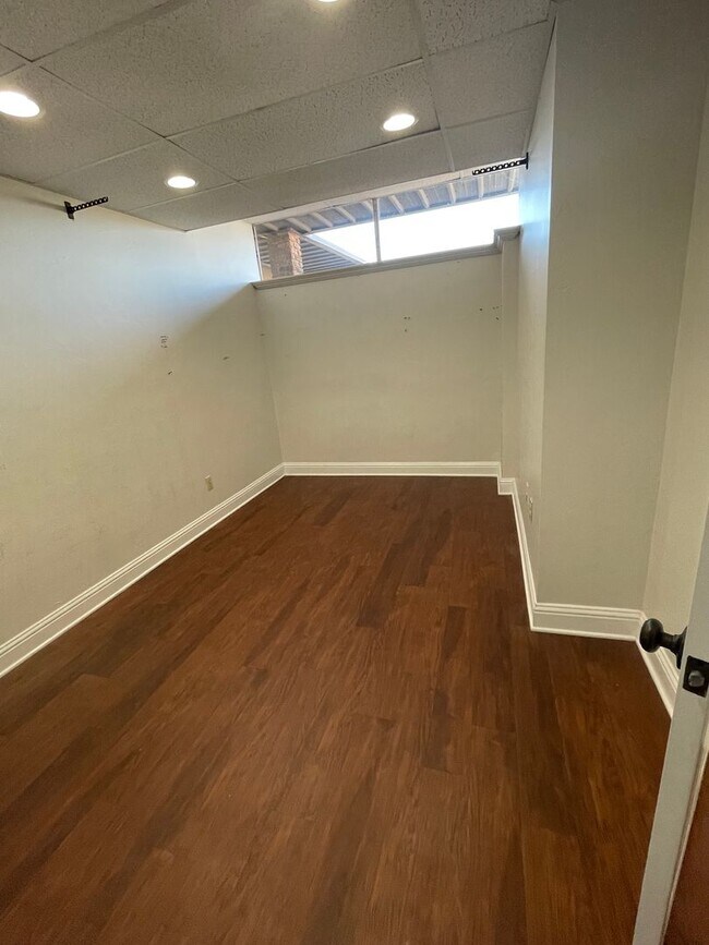 Foto del edificio - Gorgeous Commercial Unit off of North Market!