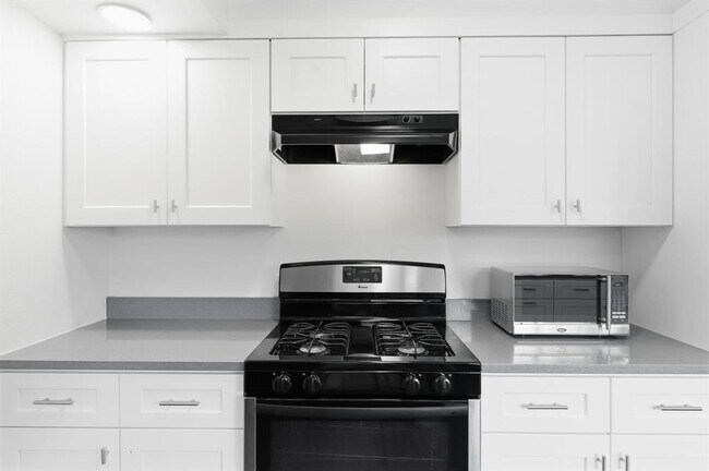 Foto del edificio - 6108 Cherrylawn Cir