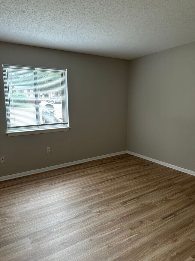 Foto del edificio - 2230-242E Sunderland Rd