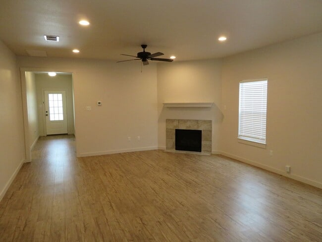Building Photo - Beautiful Home Located Near Texas Tech Uni...