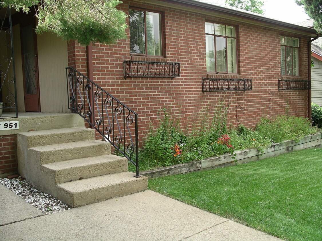 Front entrance - 953 9th St