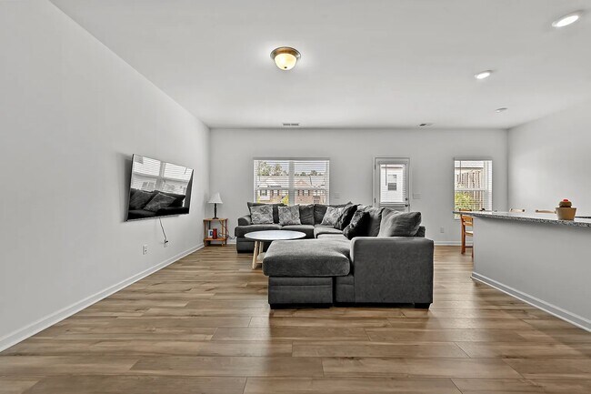 Foto del edificio - 1102 Lossie Ln