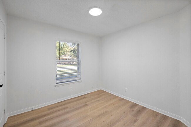 Foto del edificio - 700 Lyle W Ave
