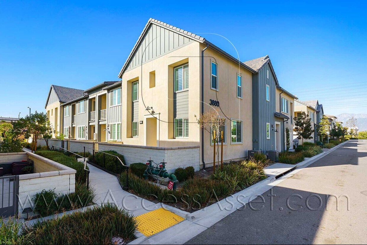 Foto principal - Charming 2 Bed/2.5 Bath Corner Unit in the...