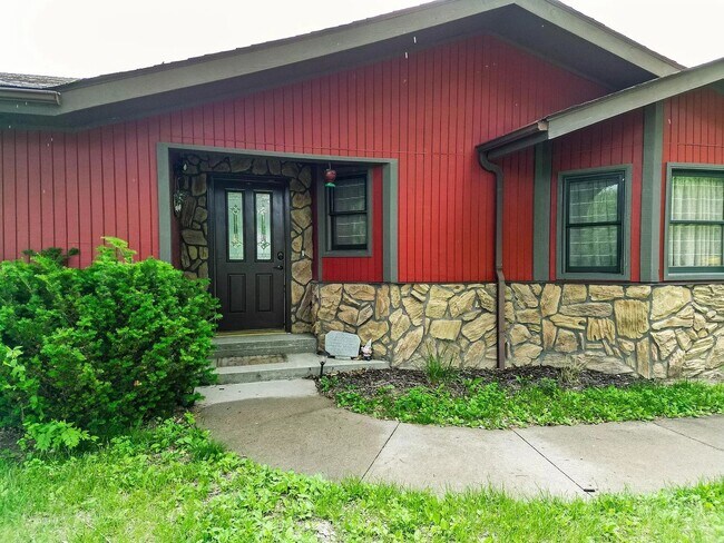 Building Photo - 3 Bedroom house