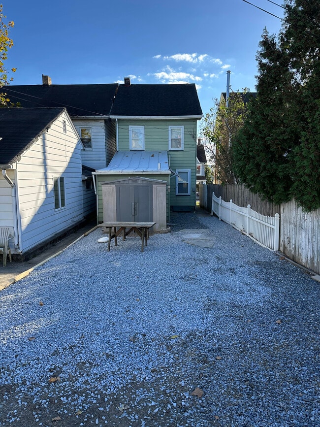 Building Photo - 105 Chambers St