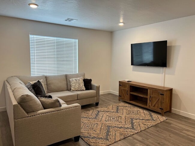 Building Photo - Beautifully Furnished 4 bedroom 2.5 Bath!