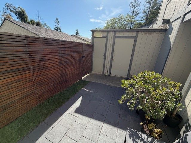 Building Photo - 1527 Ashwood Dr