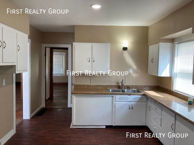 Foto del edificio - Large 3 bedroom, 1.5 Bath House. Move In R...