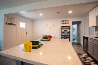 Building Photo - 6127 Beekman Rd