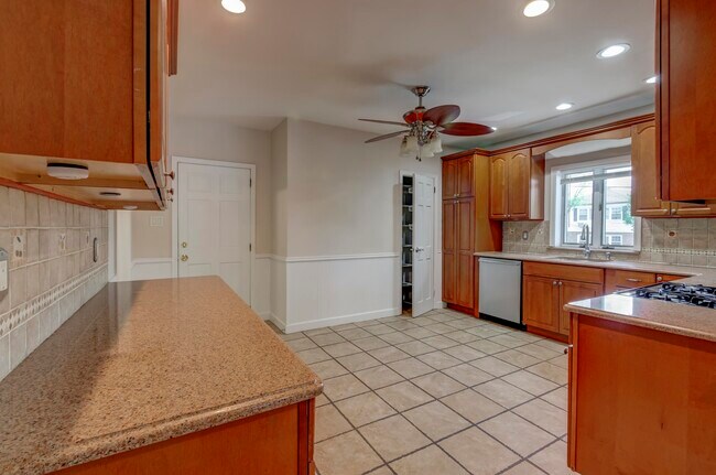 Building Photo - 447 Ave E