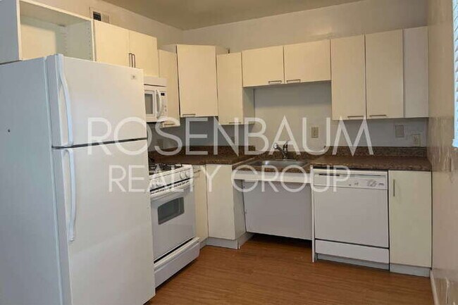 Foto del edificio - 770 N Dodge Blvd