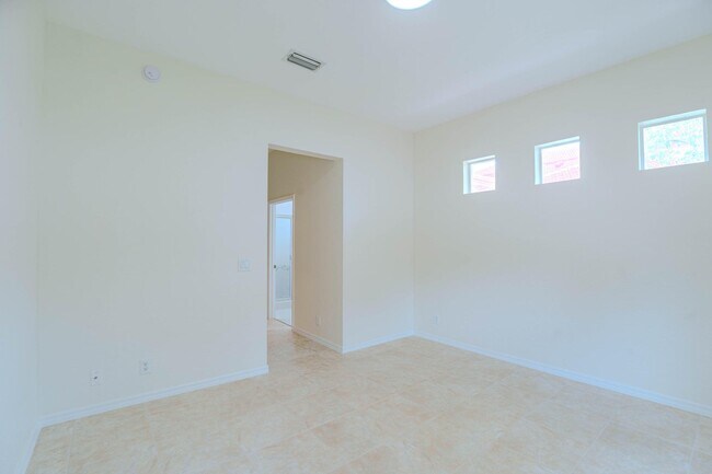 Building Photo - 5733 NW 119th Dr