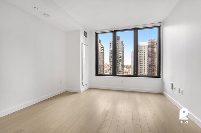 Foto del edificio - 2401 3rd Ave.