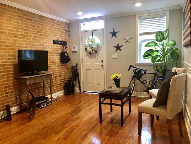 Building Photo - Charming 2 Bedroom in Upper Fells Point ~ ...