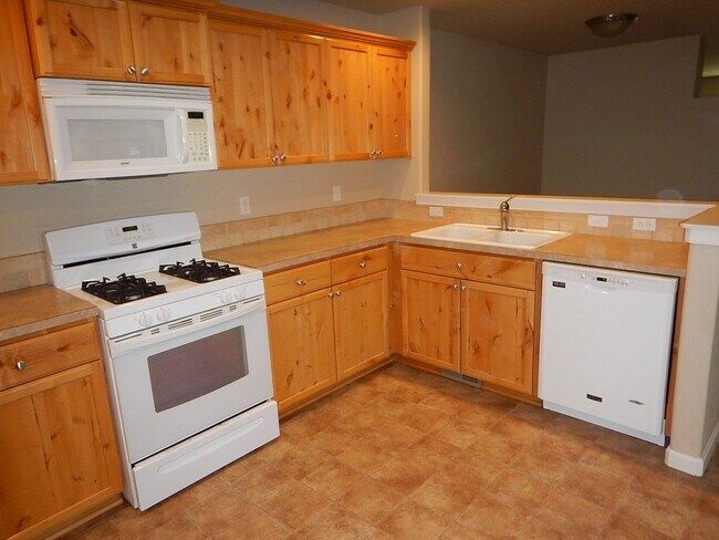 Building Photo - 1214 NE Littleton Ln