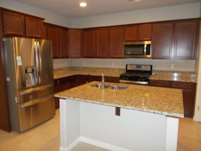 Building Photo - Immaculate 4 BR, 3.5 Bath, 2 Car Garage Ho...