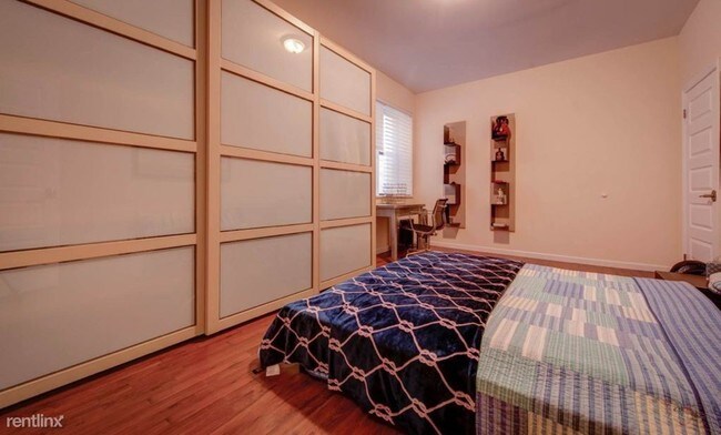 Building Photo - 2 br, 1 bath Apartment - 3130 Brighton 6th St