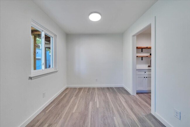 Building Photo - 361 Mountain Ave SW