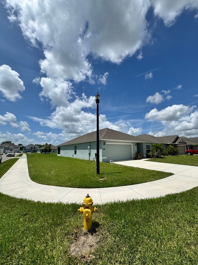 Foto del edificio - Beautiful 4-Bed, 2-Bath Home in a Prime Location!