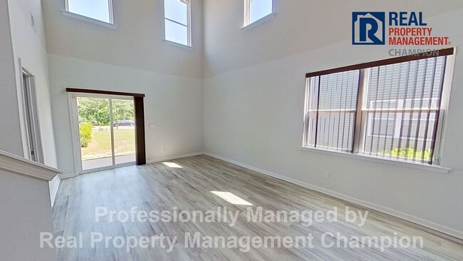 Building Photo - Beautiful and Spacious End Unit Townhouse