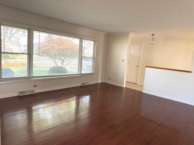 Building Photo - 860 Madelyn Dr