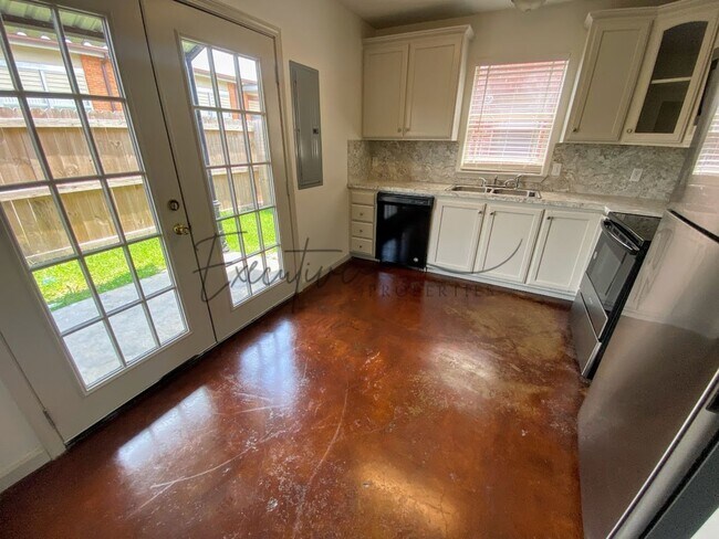 Foto del edificio - 2-Bed, 2.5-Bath Townhouse with Move-In Special – Walk to McNeese State University!