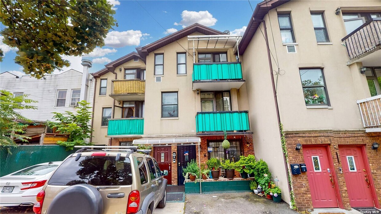 Foto principal - 60-59 Flushing Ave