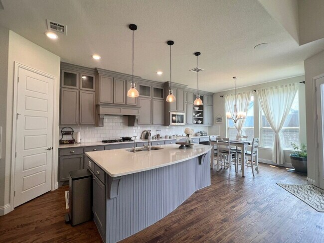 Foto del edificio - 5 Bed | 5 Bath | 3-Car Garage | 4,054 Sq f...