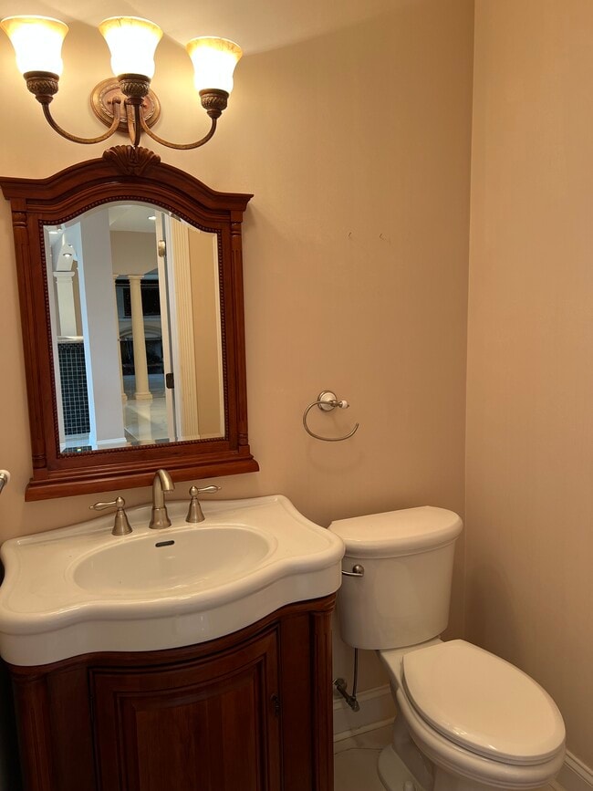 Powder room - 7N201 Windsor Dr