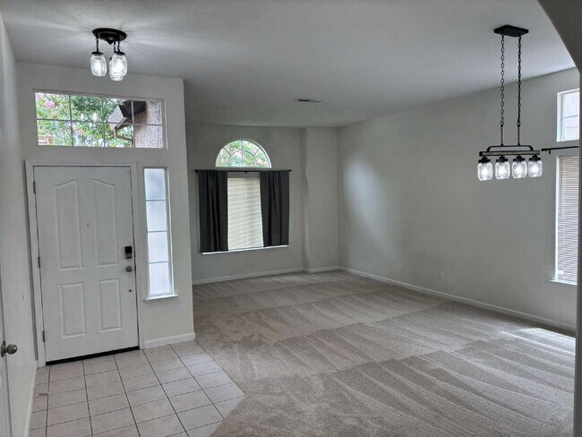 Foto del edificio - Spacious 4 Bed, 2 Bath Home with 3-Car Garage, Nice Backyard & Pet-Friendly Living