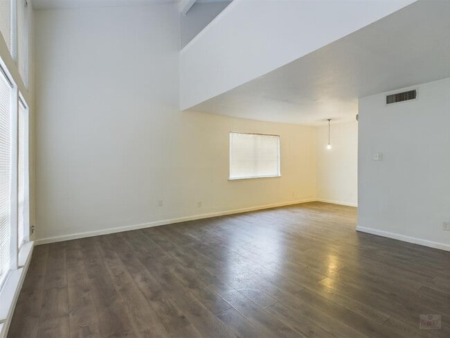 Building Photo - 2124 Burton Dr