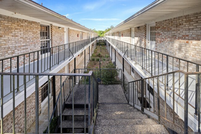 Building Photo - 115 Country Club Dr